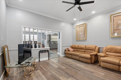 House in Tampa, Florida 7 bedrooms, 275.92 sq.m. № 2400379 - photo 4
