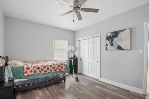 House in Tampa, Florida 7 bedrooms, 275.92 sq.m. № 2400379 - photo 12