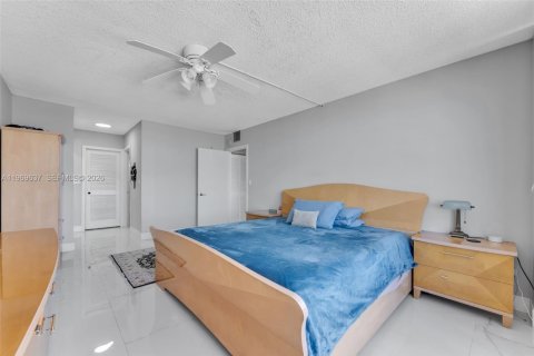Condo in Hallandale Beach, Florida, 2 bedrooms  № 2030706 - photo 11