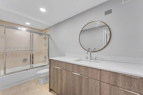 Condo in Hallandale Beach, Florida, 2 bedrooms  № 2030706 - photo 13