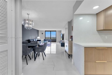 Condo in Hallandale Beach, Florida, 2 bedrooms  № 2030706 - photo 7