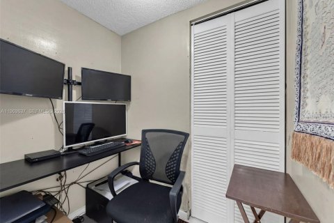 Condo in Hallandale Beach, Florida, 2 bedrooms  № 2030706 - photo 16