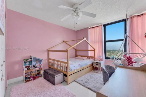 Condo in Hallandale Beach, Florida, 2 bedrooms  № 2030706 - photo 14