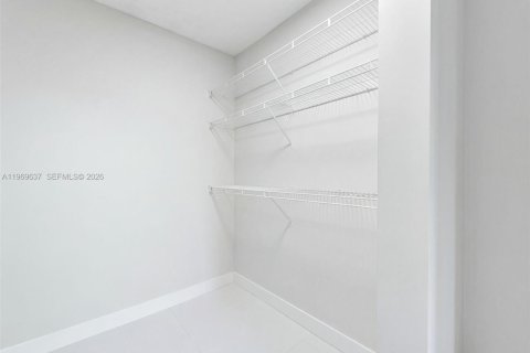 Condo in Hallandale Beach, Florida, 2 bedrooms  № 2030706 - photo 12