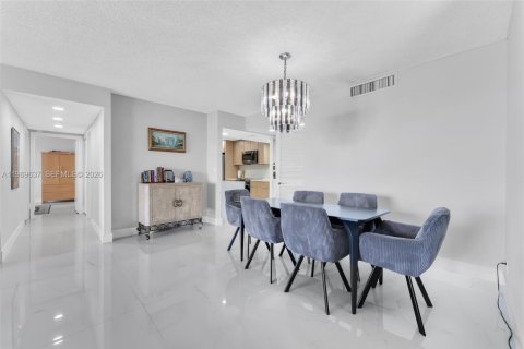 Condo in Hallandale Beach, Florida, 2 bedrooms  № 2030706 - photo 8
