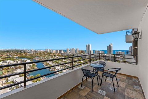 Condo in Hallandale Beach, Florida, 2 bedrooms  № 2030706 - photo 2