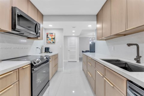 Condo in Hallandale Beach, Florida, 2 bedrooms  № 2030706 - photo 4