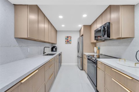 Condo in Hallandale Beach, Florida, 2 bedrooms  № 2030706 - photo 6