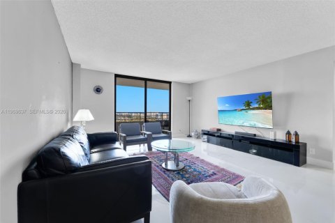 Condo in Hallandale Beach, Florida, 2 bedrooms  № 2030706 - photo 9