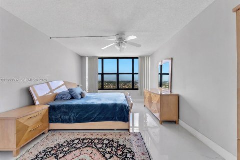 Condo in Hallandale Beach, Florida, 2 bedrooms  № 2030706 - photo 10