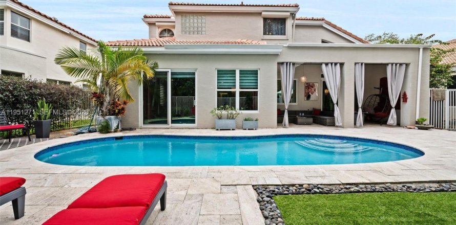 House in Cooper City, Florida 4 bedrooms, 262.91 sq.m. № 2009343