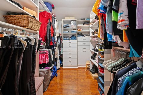 House in Cooper City, Florida 4 bedrooms, 262.91 sq.m. № 2009343 - photo 22