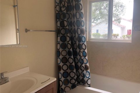 Apartment in Opa-locka, Florida 42.64 sq.m. № 2056218 - photo 4