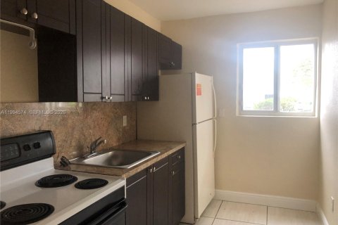 Apartment in Opa-locka, Florida 42.64 sq.m. № 2056218 - photo 2