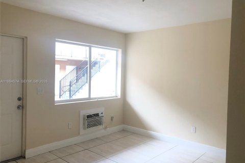 Apartment in Opa-locka, Florida 42.64 sq.m. № 2056218 - photo 3