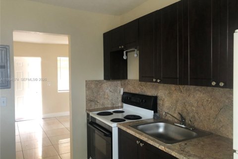 Apartment in Opa-locka, Florida 42.64 sq.m. № 2056218 - photo 5