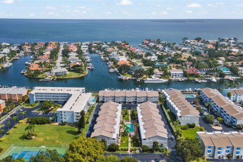 Снять в аренду таунхаус в Сент-Питерсберг, Флорида 4 комнаты, 148.64м2, № 1903333 - фото 1