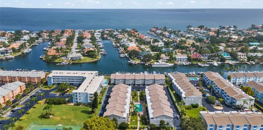 Adosado en Saint Petersburg, Florida 2 dormitorios, 148.64 m2 № 1903333