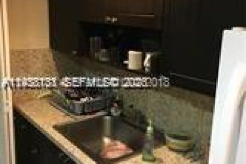 Condo in Hialeah, Florida, 2 bedrooms  № 1996381 - photo 3