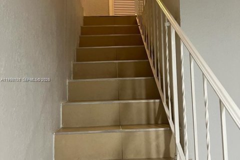 Condo in Hialeah, Florida, 2 bedrooms  № 1996381 - photo 10