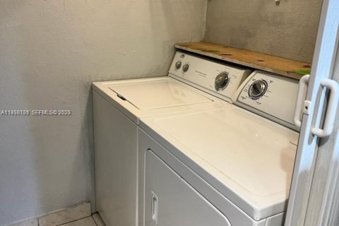 Condo in Hialeah, Florida, 2 bedrooms  № 1996381 - photo 12