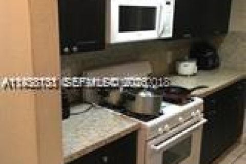 Condo in Hialeah, Florida, 2 bedrooms  № 1996381 - photo 4