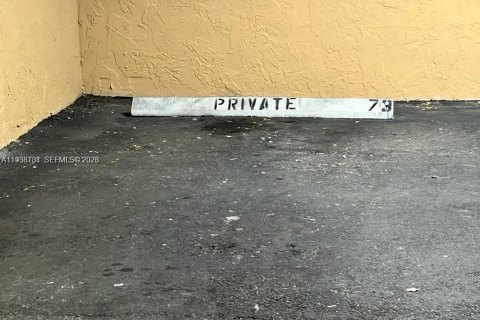 Condo in Hialeah, Florida, 2 bedrooms  № 1996381 - photo 14