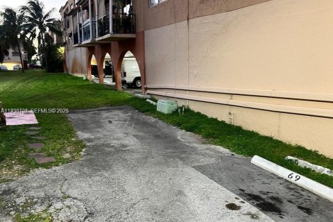 Condo in Hialeah, Florida, 2 bedrooms  № 1996381 - photo 7