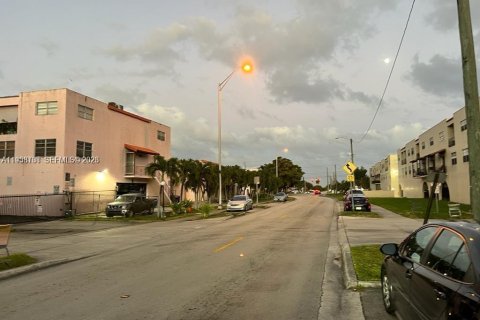 Condo in Hialeah, Florida, 2 bedrooms  № 1996381 - photo 2