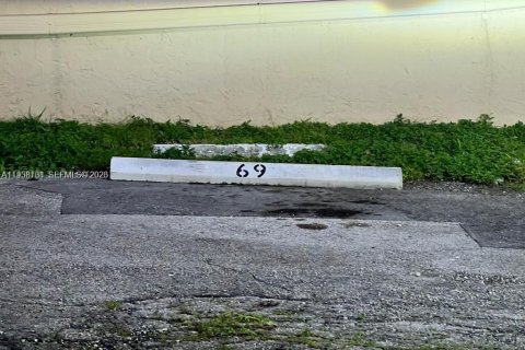 Condo in Hialeah, Florida, 2 bedrooms  № 1996381 - photo 13