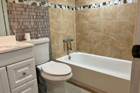 Condo in Hialeah, Florida, 2 bedrooms  № 1996381 - photo 8