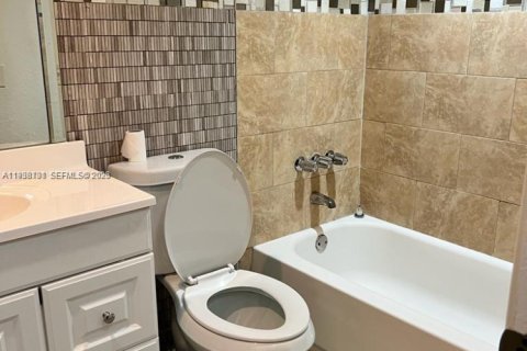 Condo in Hialeah, Florida, 2 bedrooms  № 1996381 - photo 9