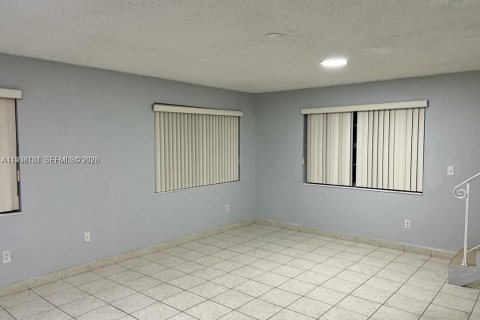 Condo in Hialeah, Florida, 2 bedrooms  № 1996381 - photo 11