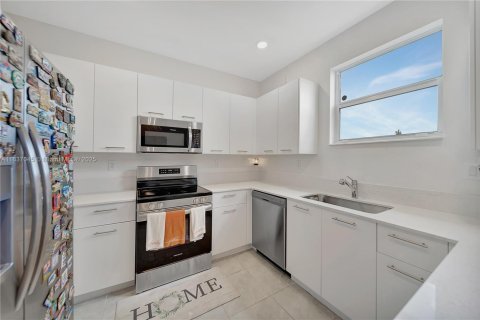 Townhouse in Miami, Florida 3 bedrooms № 1868004 - photo 18