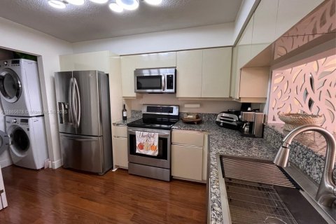 Condo in Miami Beach, Florida, 2 bedrooms  № 1896406 - photo 17