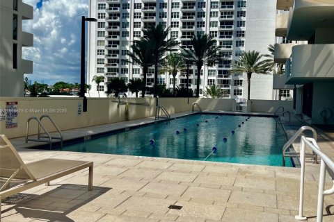 Condo in Miami Beach, Florida, 2 bedrooms  № 1896406 - photo 20