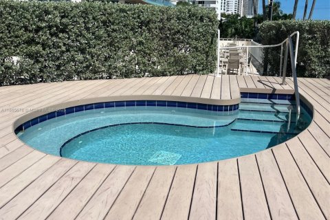 Condo in Miami Beach, Florida, 2 bedrooms  № 1896406 - photo 19