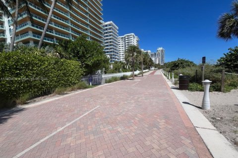 Condo in Miami Beach, Florida, 2 bedrooms  № 1896406 - photo 23
