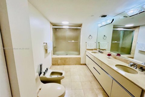 Condo in Miami Beach, Florida, 2 bedrooms  № 1896406 - photo 10