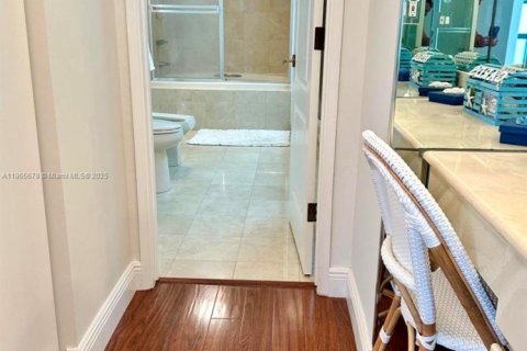 Condo in Miami Beach, Florida, 2 bedrooms  № 1896406 - photo 9