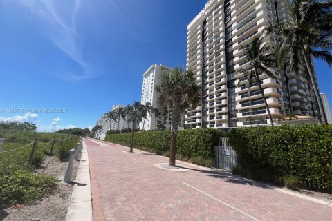 Condo in Miami Beach, Florida, 2 bedrooms  № 1896406 - photo 22
