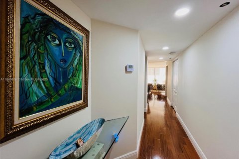 Condo in Miami Beach, Florida, 2 bedrooms  № 1896406 - photo 14