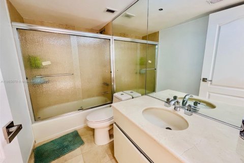 Condo in Miami Beach, Florida, 2 bedrooms  № 1896406 - photo 13
