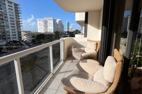 Condo in Miami Beach, Florida, 2 bedrooms  № 1896406 - photo 5