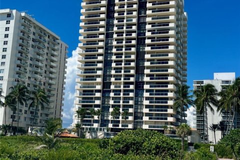 Condo in Miami Beach, Florida, 2 bedrooms  № 1896406 - photo 26