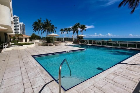Condo in Miami Beach, Florida, 2 bedrooms  № 1896406 - photo 18