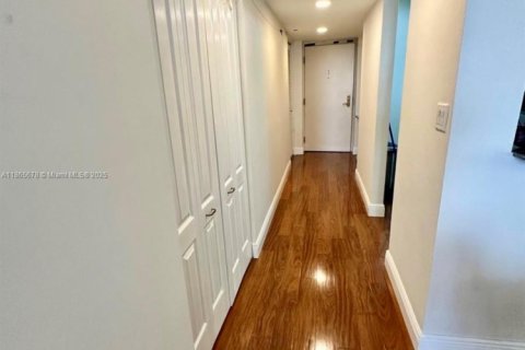 Condo in Miami Beach, Florida, 2 bedrooms  № 1896406 - photo 15