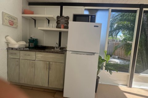 Villa ou maison à louer à Hialeah, Floride: 137.12 m2 № 2000428 - photo 9