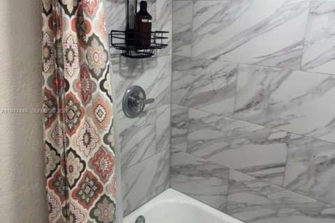 Villa ou maison à louer à Hialeah, Floride: 137.12 m2 № 2000428 - photo 7