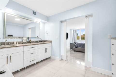 Condo in Highland Beach, Florida, 3 bedrooms  № 2387767 - photo 21